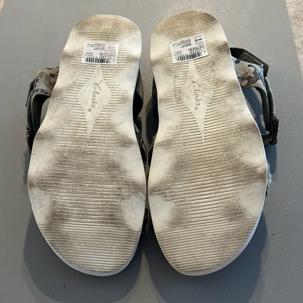 CLARKS Camouflage Sandals - Picture 5 of 8
